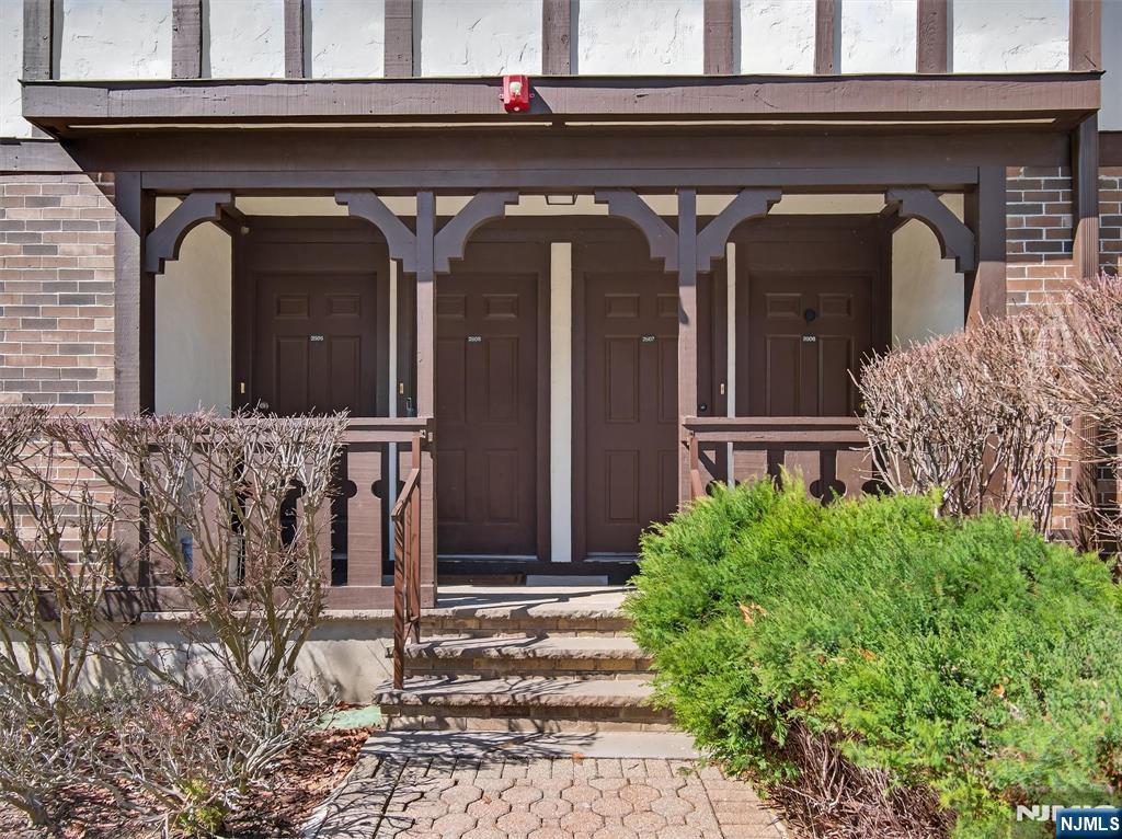 2506 Hemingway Lane Mahwah, NJ 07430 - Photo 2 of 29