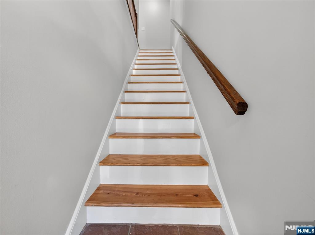 2506 Hemingway Lane Mahwah, NJ 07430 - Photo 3 of 29