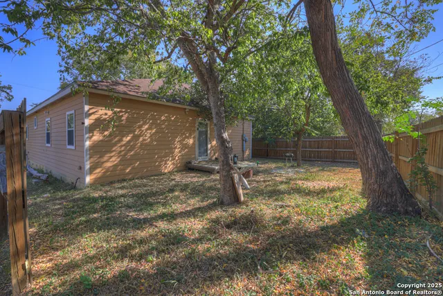 $233,000 | 810 Lamar Street, Luling, TX 78648