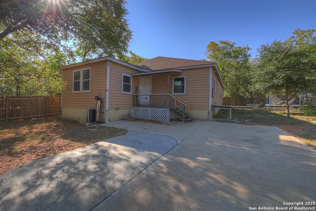 $233,000 | 810 Lamar Street, Luling, TX 78648