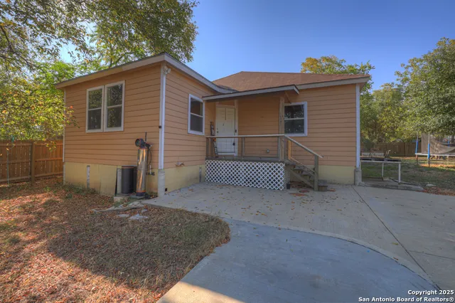 $233,000 | 810 Lamar Street, Luling, TX 78648