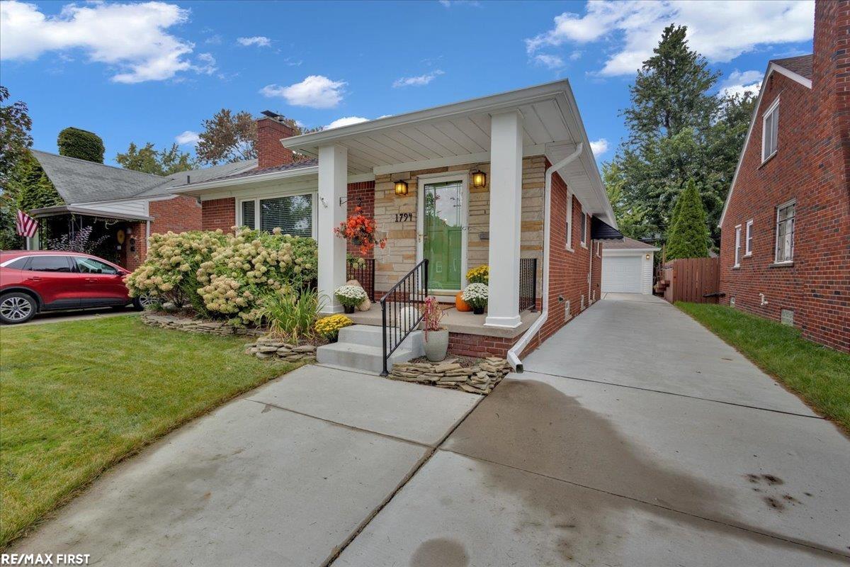 1794 Bournemouth Road Grosse Pointe, MI 48236 - Photo 3 of 32 50123337-2.JPG