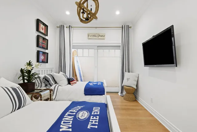 a view of a livingroom with furniture