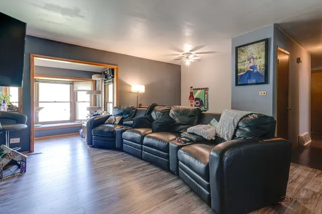 $279,900 | 69 North Greenview Avenue, Mundelein, IL 60060