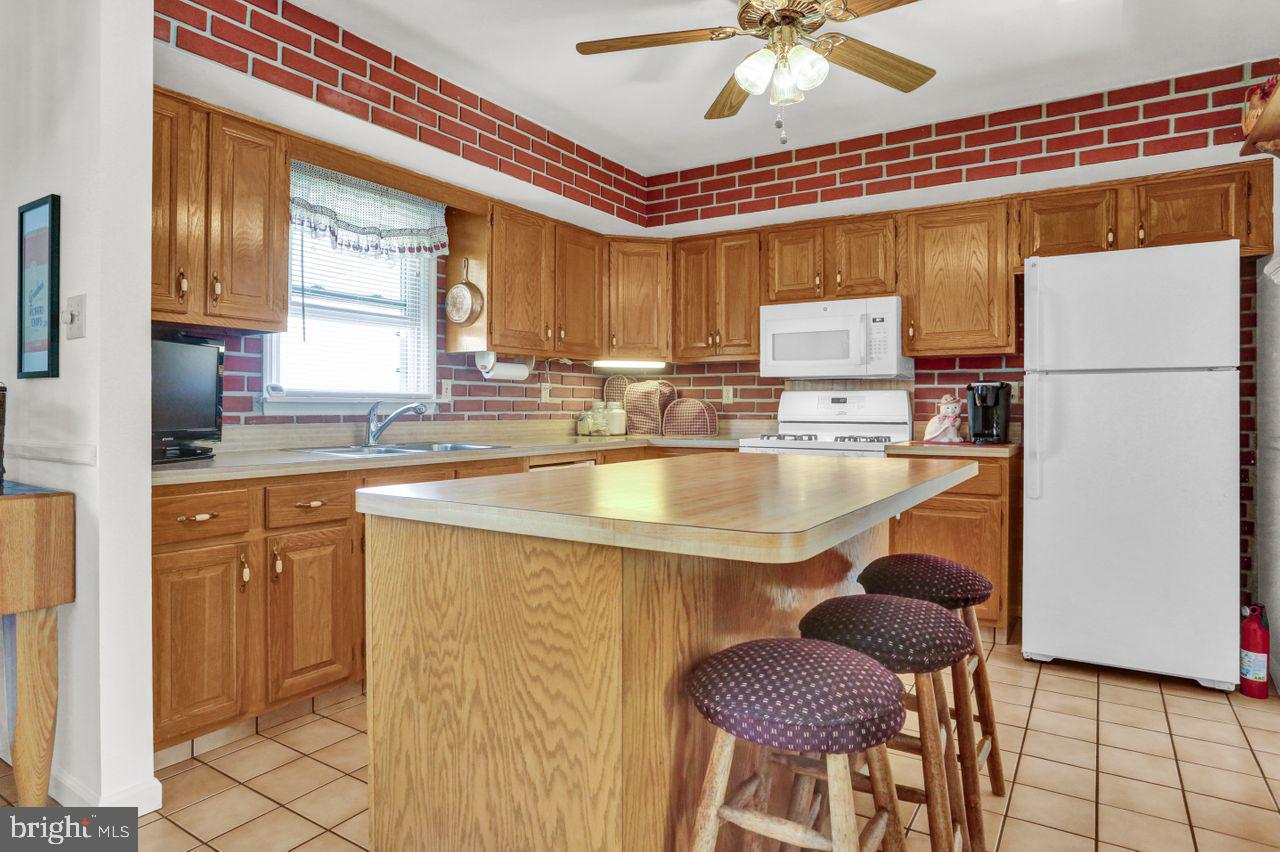817 Blue Gate Lane Sinking Spring, PA 19608 - Photo 7 of 36