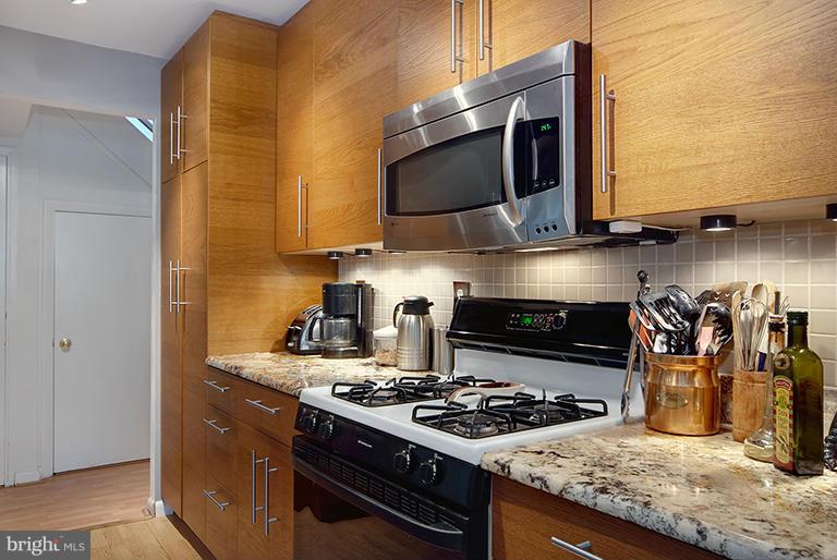 11260 Chestnut Grove Square, Unit 337 Reston, VA 20190 - Photo 4 of 15 Kitchen