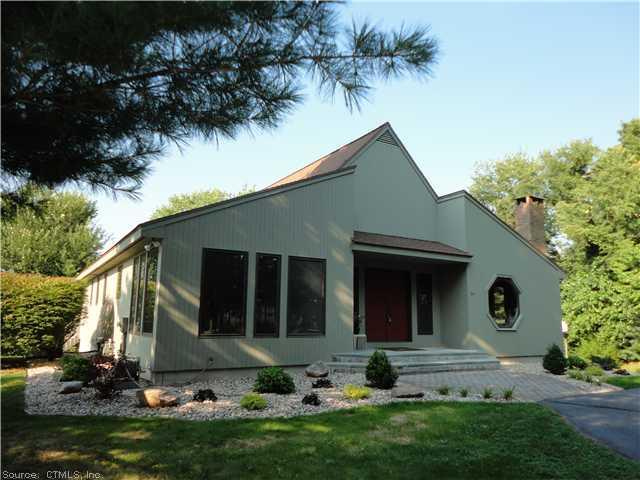 a view of a house with backyard and garden