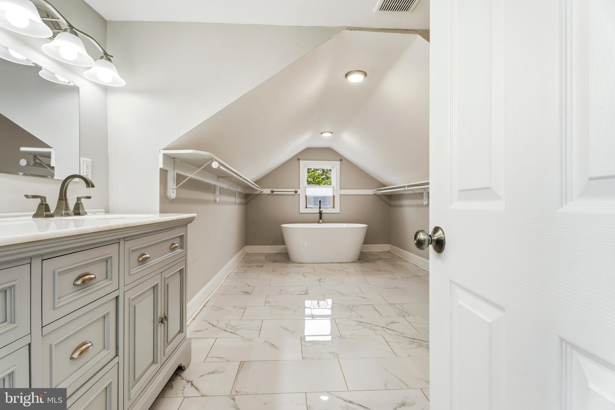 8000 Oakleigh Road Baltimore, MD 21234 - Photo 21 of 37 Hall Bathroom Level 2