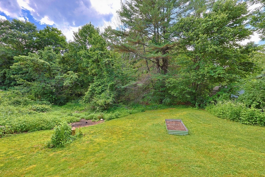 6 Woodland Road Wales, MA 01081 - Photo 4 of 19