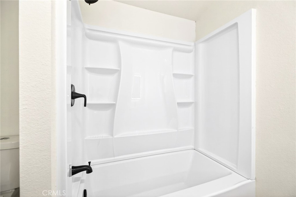 80 East Dawes Street, Unit 126 Perris, CA 92571 - Photo 22 of 39 a bathroom with a bathtub