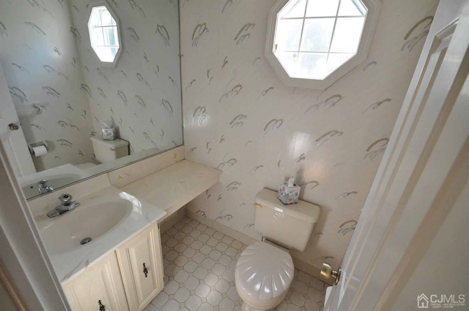 502 Timber Oaks Road Edison, NJ 08820 - Photo 9 of 21 a bathroom with a toilet a sink and bathtub