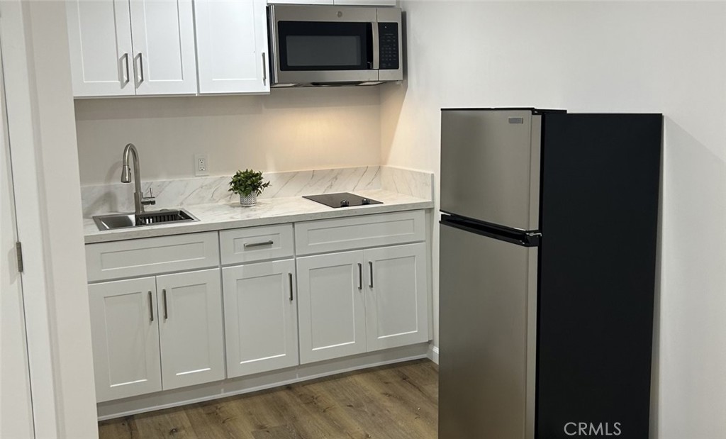 127 North Canyon Boulevard Monrovia, CA 91016 - Photo 6 of 8 a kitchen with appliances and cabinets