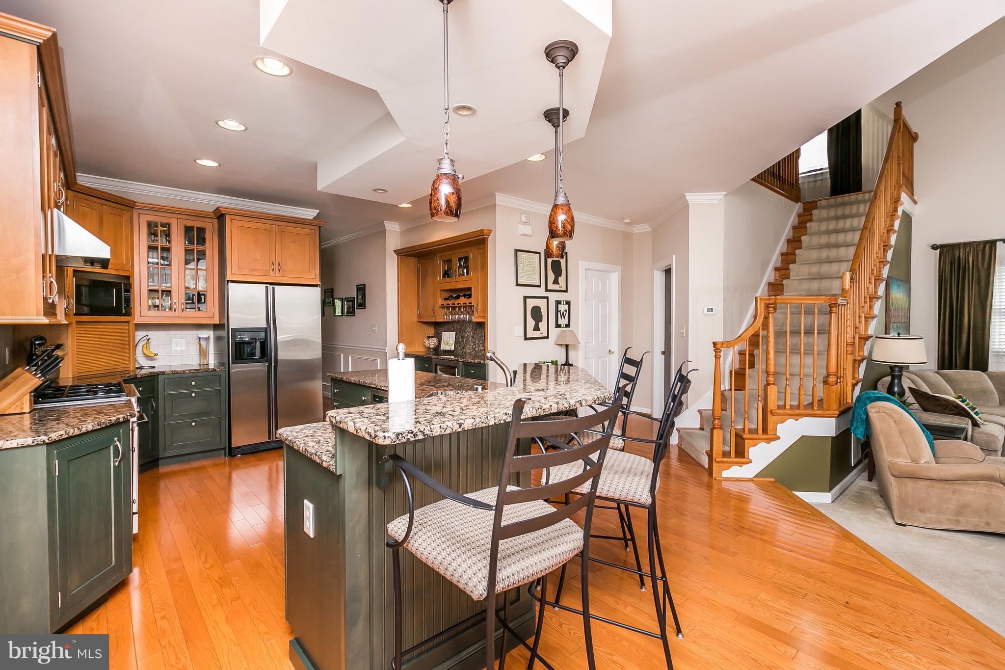 Kitchen w/ breakfast bar