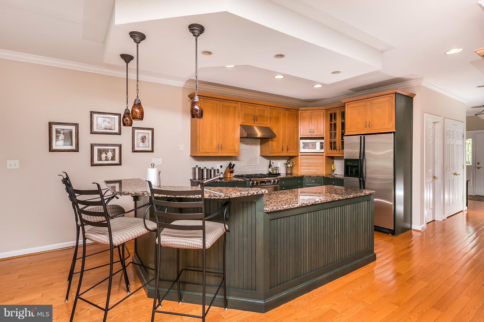 Kitchen with breakfast bar