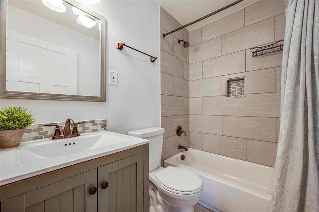 2524 Watauga Road Fort Worth, TX 76111 - Photo 26 of 31 Third full bathroom