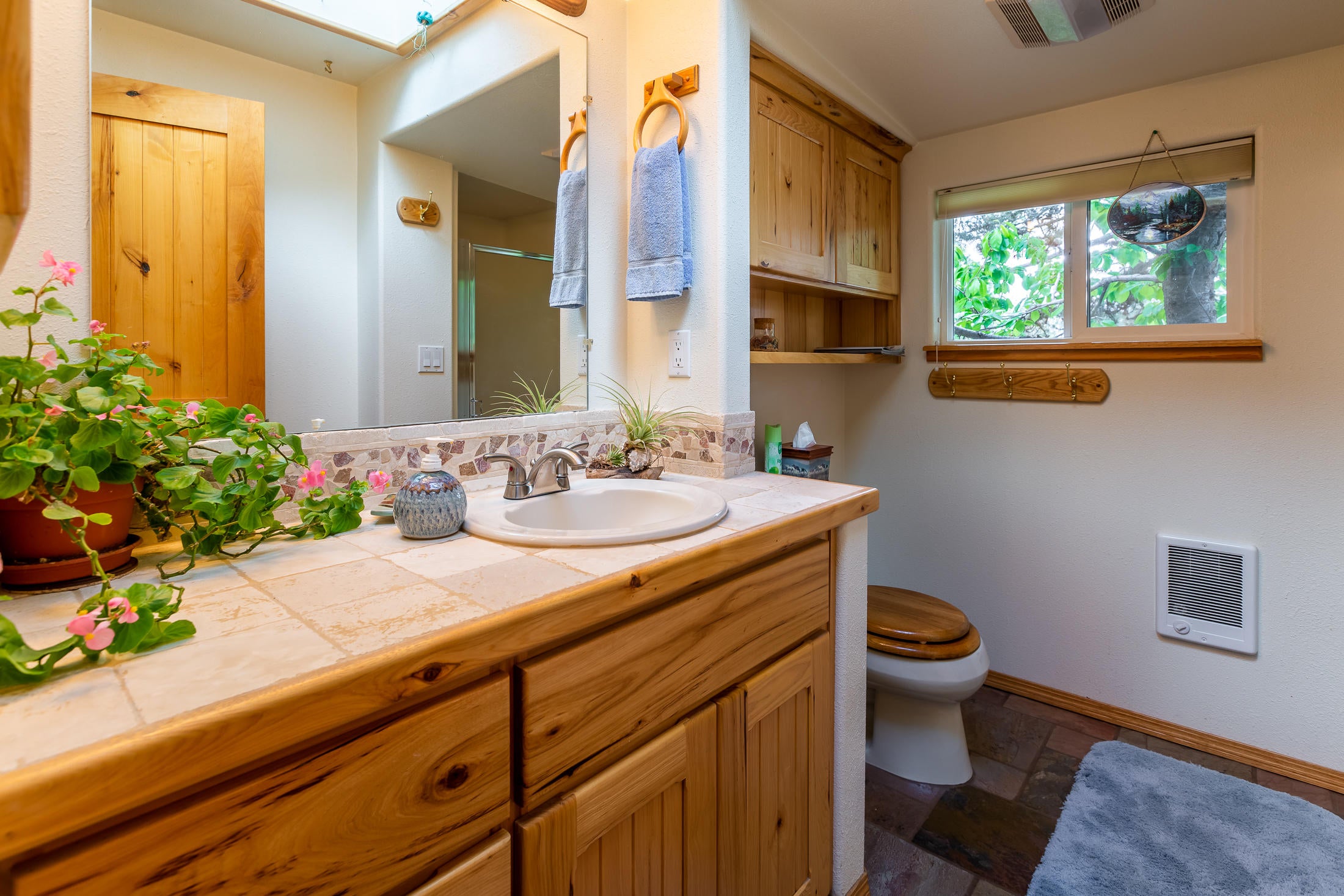 61255 Ward Road Bend, OR 97702 - Photo 33 of 63 Hall Bath with Shower & Skylight