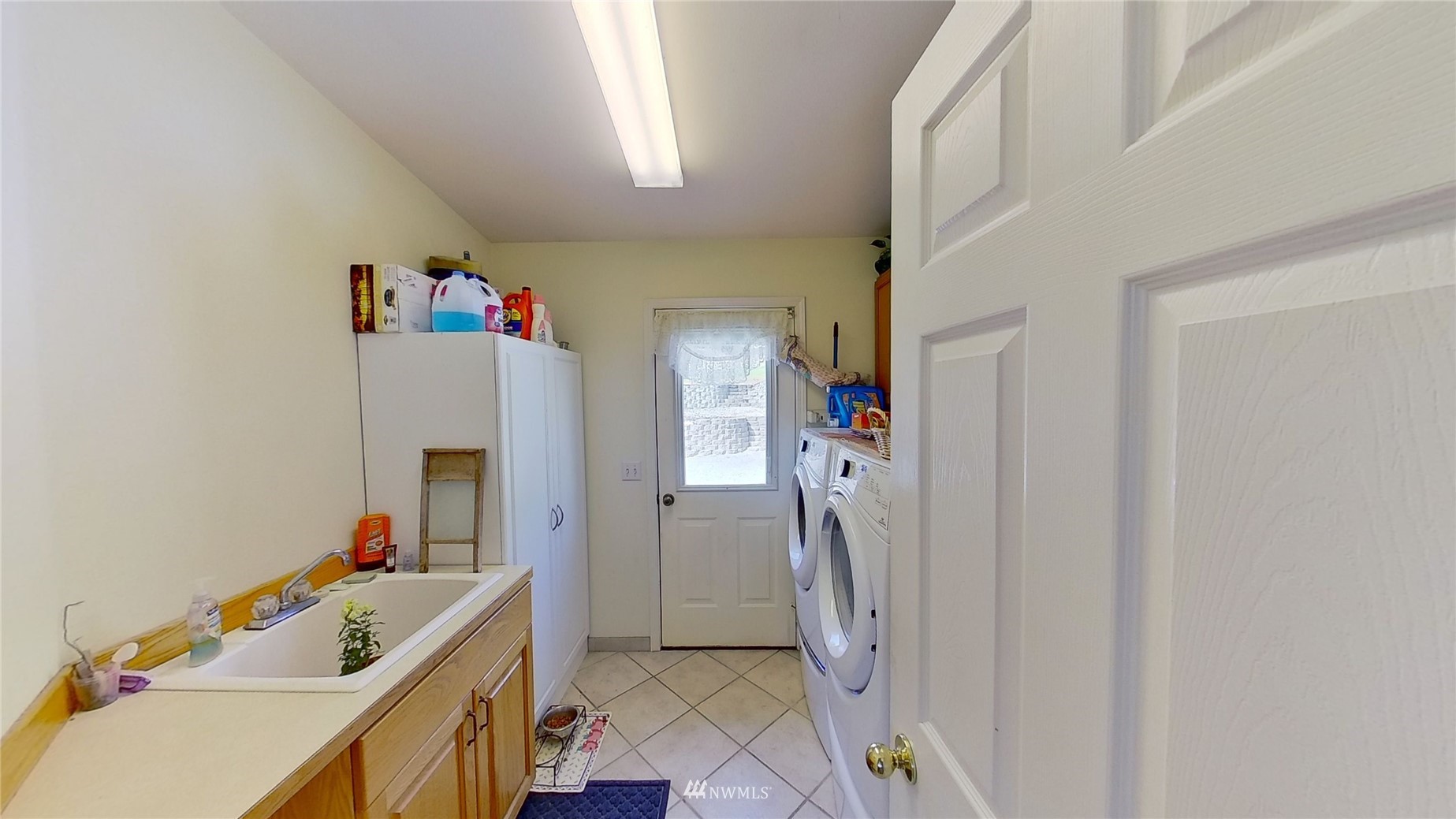 2855 Rock Island Road East Wenatchee, WA 98802 - Photo 11 of 30 a room with furniture and a table