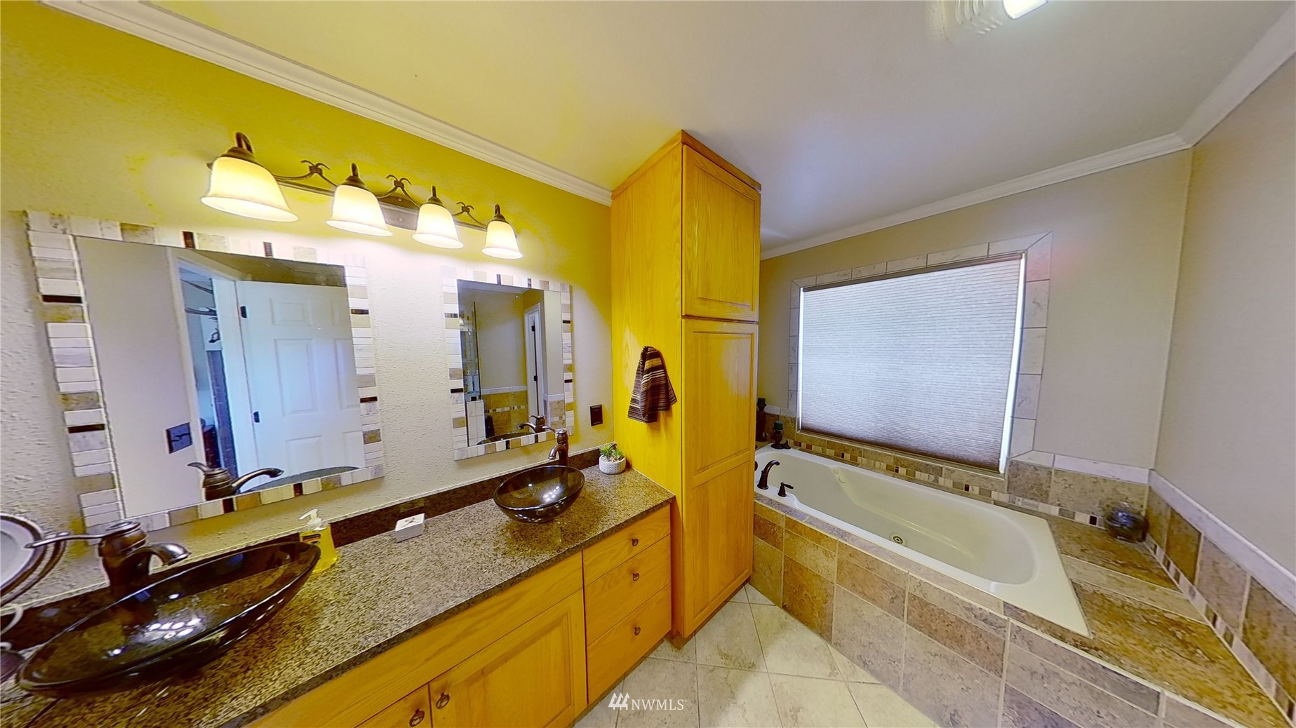 2855 Rock Island Road East Wenatchee, WA 98802 - Photo 14 of 30 a bathroom with a tub sink and mirror