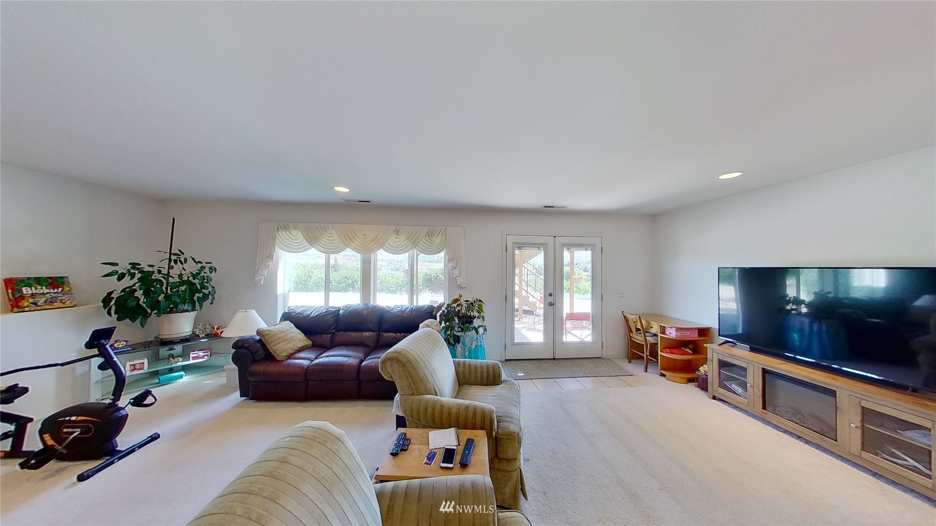 2855 Rock Island Road East Wenatchee, WA 98802 - Photo 25 of 30 a living room with furniture and a flat screen tv
