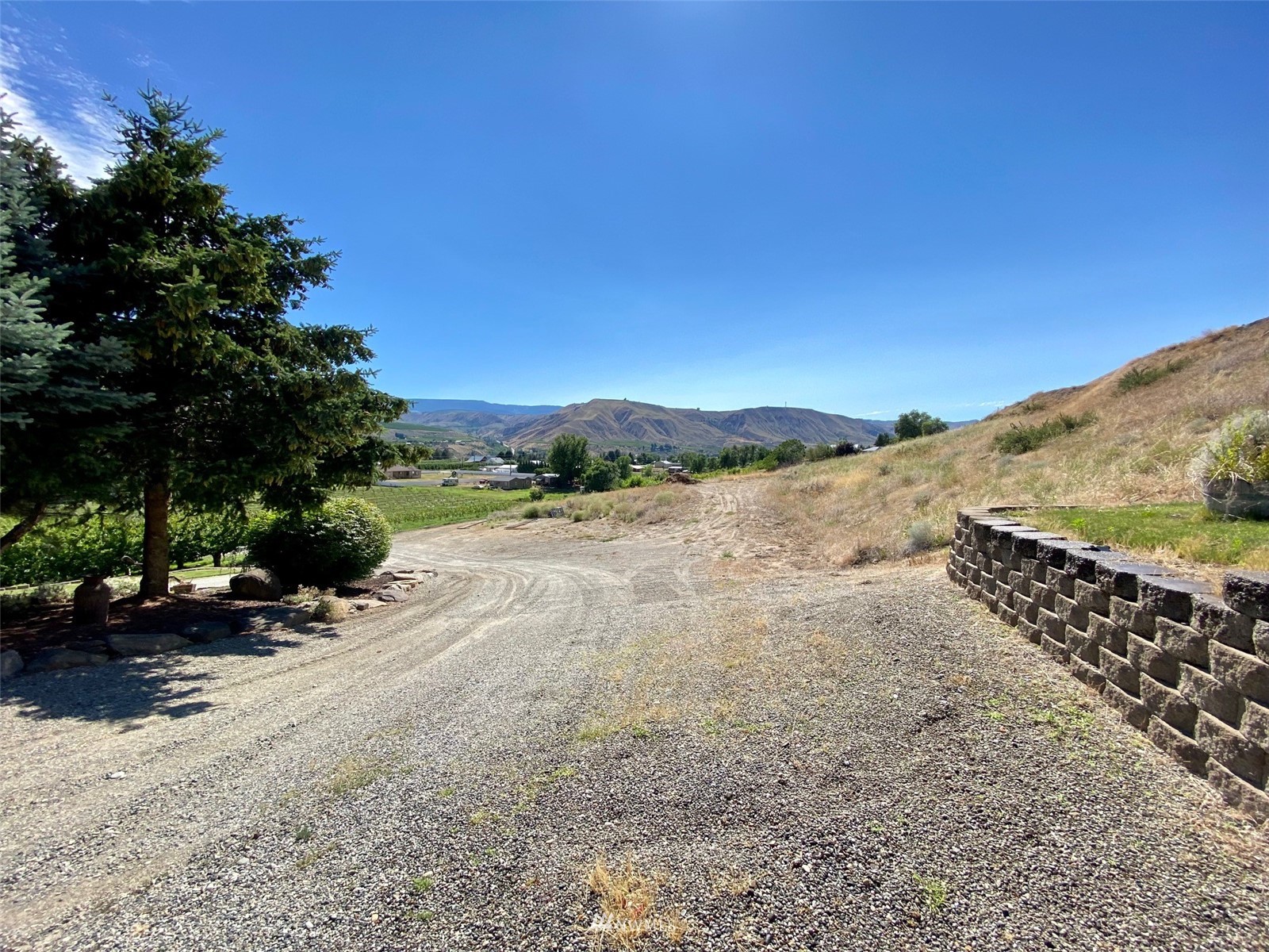2855 Rock Island Road East Wenatchee, WA 98802 - Photo 29 of 30 a view of a road with an ocean view