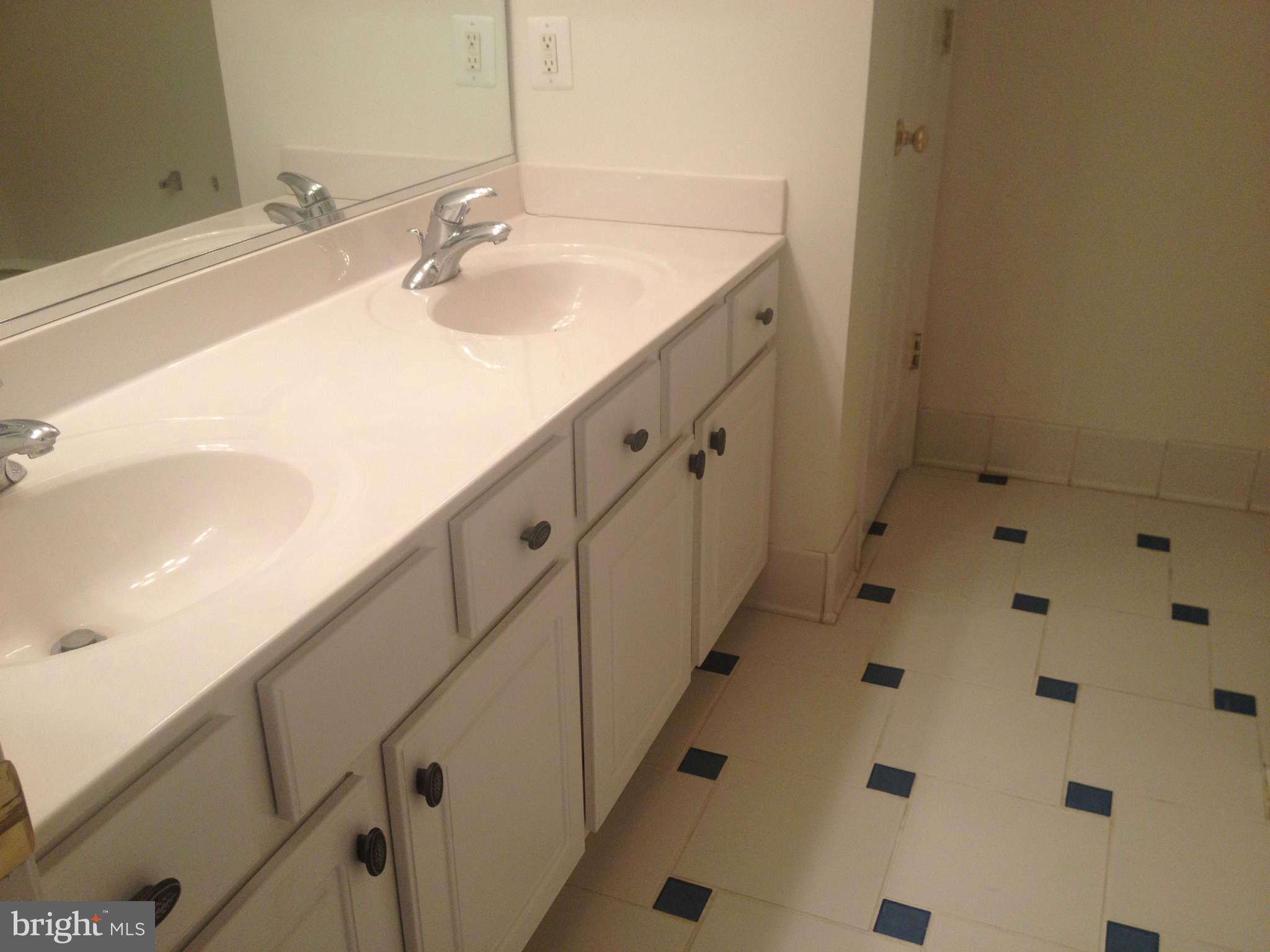 13438 Granview Road King George, VA 22485 - Photo 21 of 30 Upper Level hall bath
