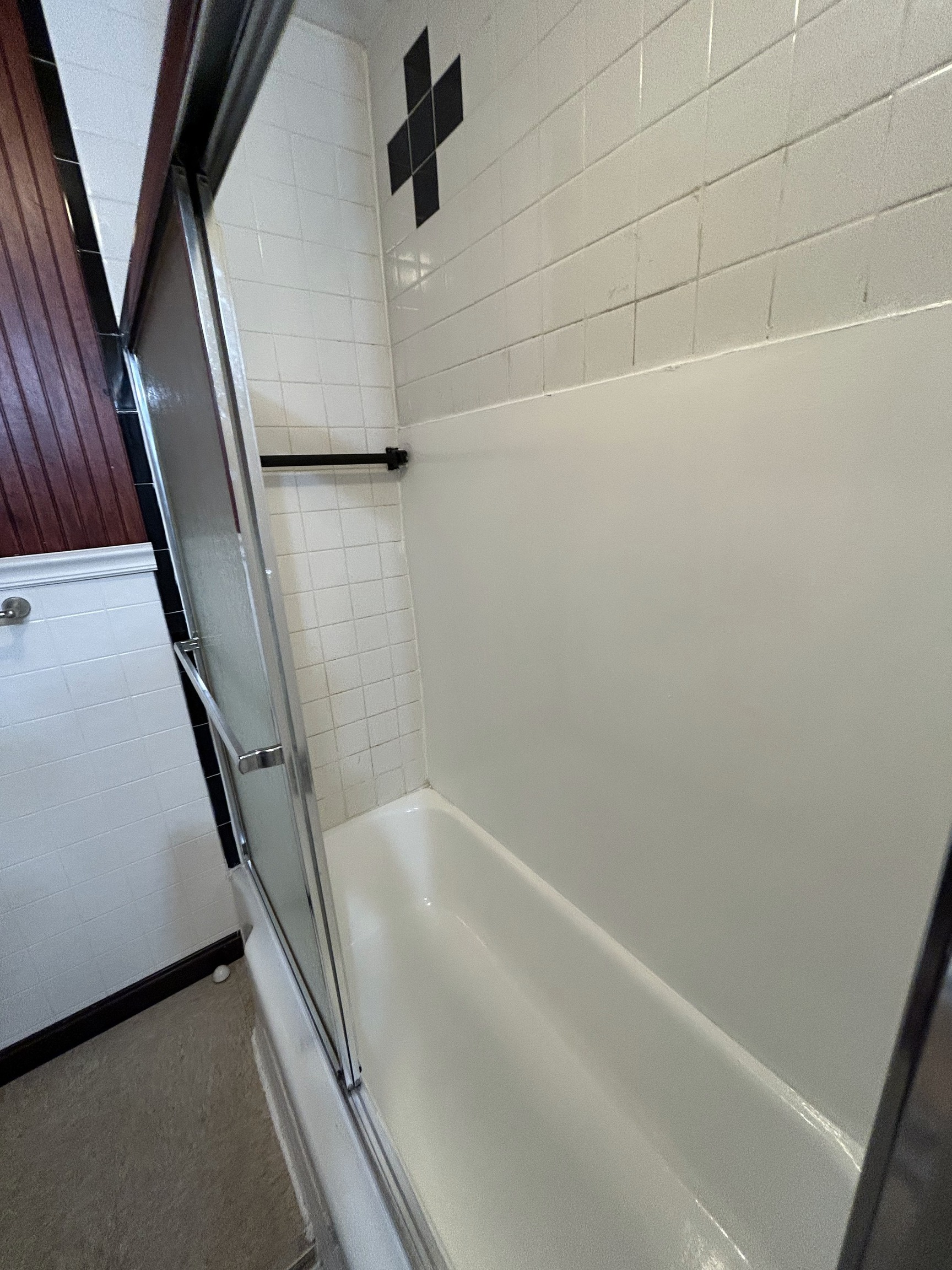 126 Boswell Avenue, Unit 2 Norwich, CT 06360 - Photo 13 of 27 a bathroom with a bathtub