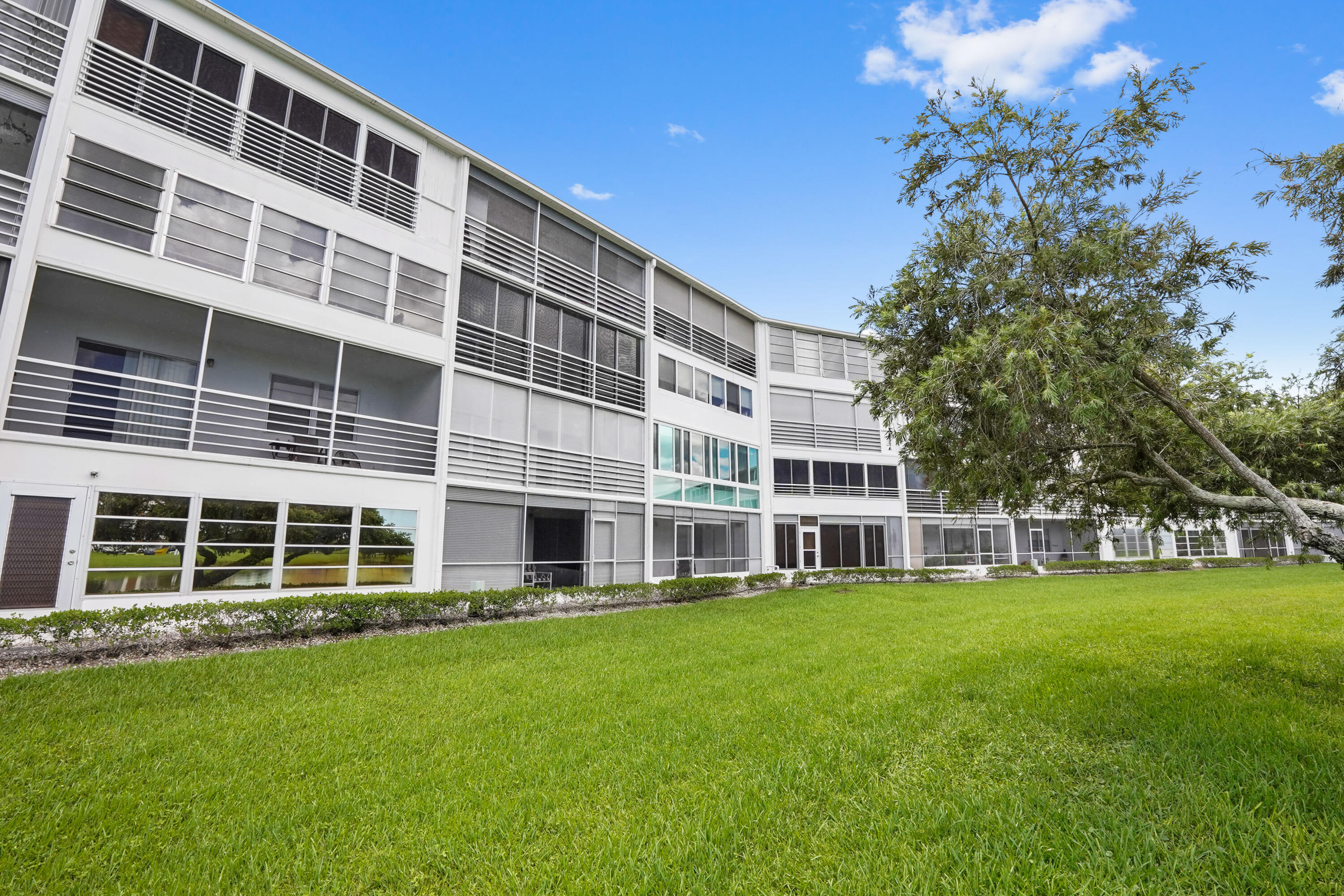 2024 Guildford East Boca Raton, FL 33434 - Photo 42 of 46 42 rear 01