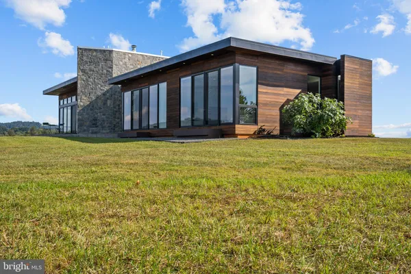 a view of a house with backyard and garden