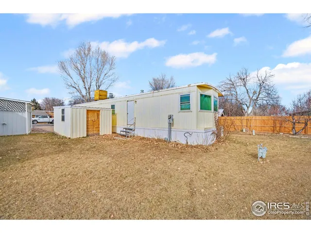 a view of a outdoor space in front of a house