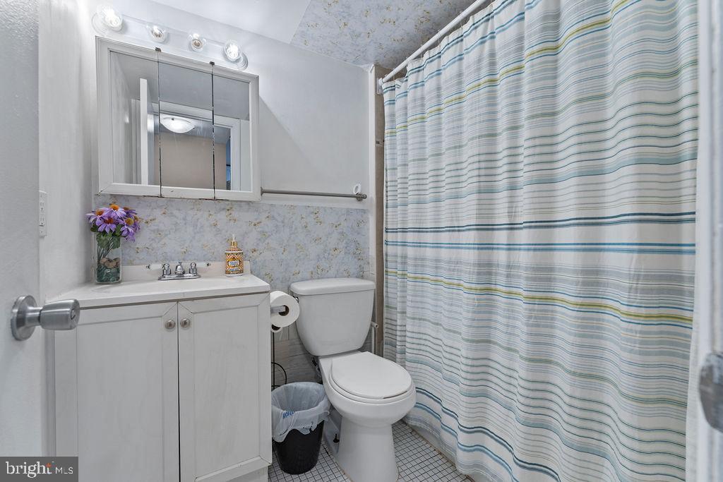 10805 Violet Court Manassas, VA 20109 - Photo 15 of 33 a bathroom with a toilet and a sink
