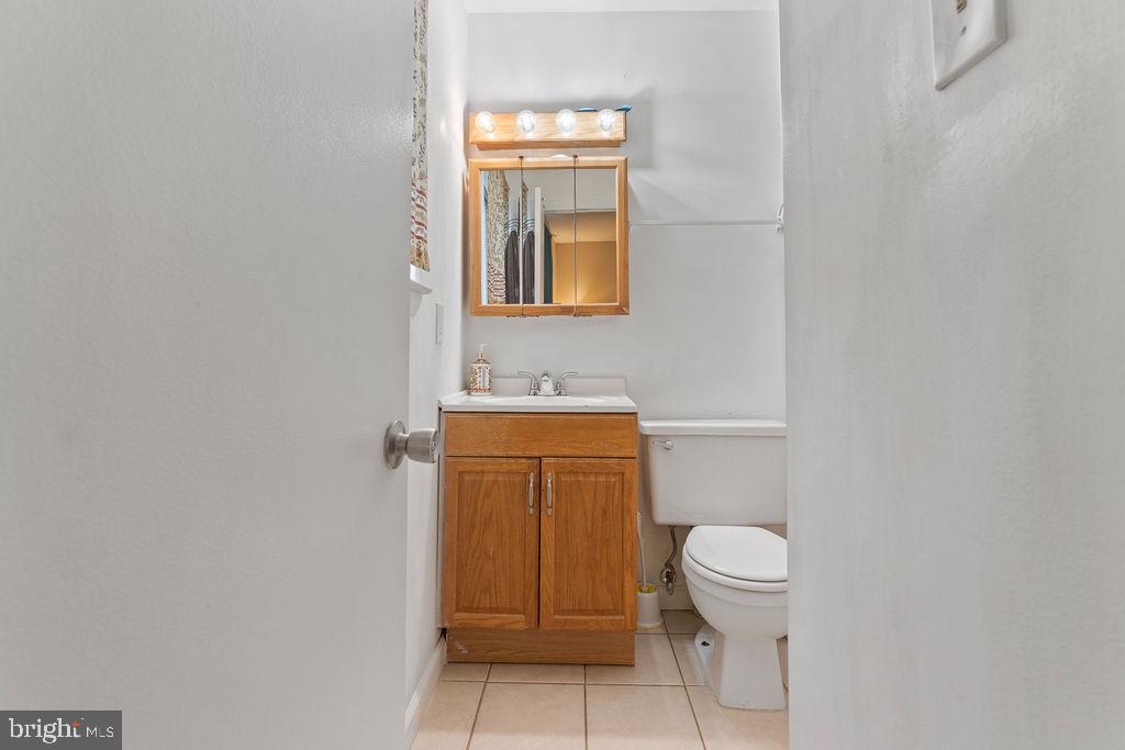 10805 Violet Court Manassas, VA 20109 - Photo 20 of 33 a bathroom with a sink a toilet and mirror