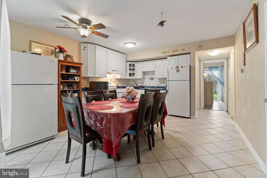 10805 Violet Court Manassas, VA 20109 - Photo 7 of 33 a view of a dining room with furniture