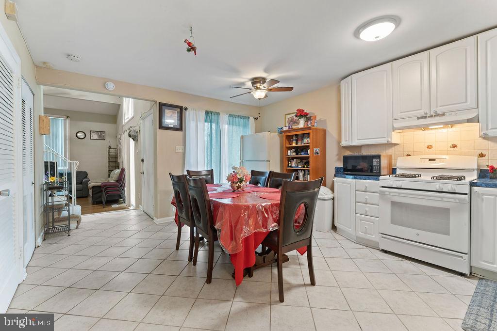 10805 Violet Court Manassas, VA 20109 - Photo 8 of 33 a view of kitchen with breakfast area