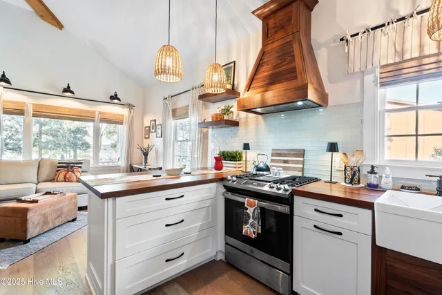 $469,000 | 204 Lakeshore Drive, Lake Waccamaw, NC 28450