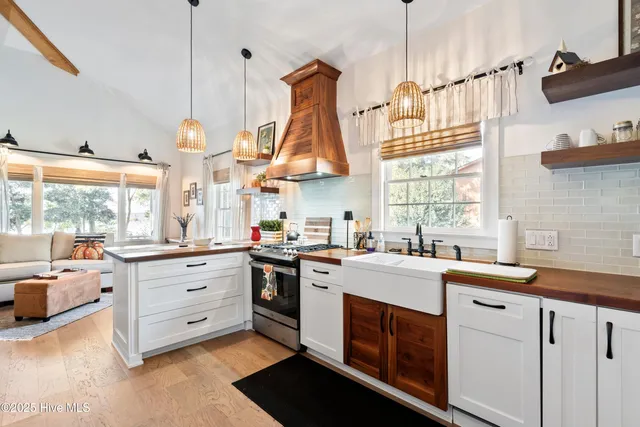 $469,000 | 204 Lakeshore Drive, Lake Waccamaw, NC 28450