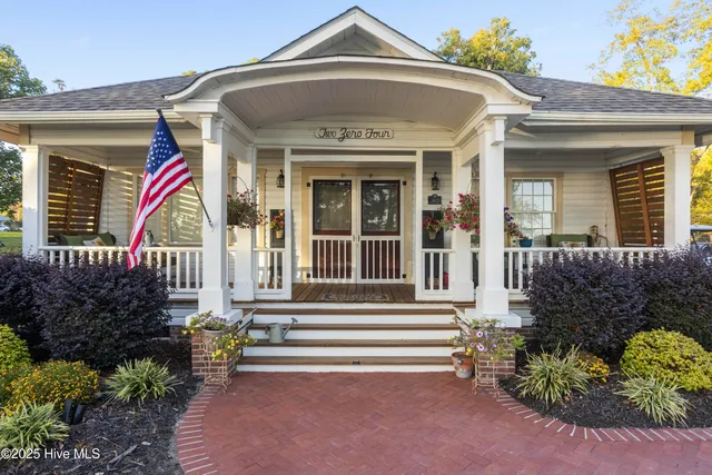 $469,000 | 204 Lakeshore Drive, Lake Waccamaw, NC 28450