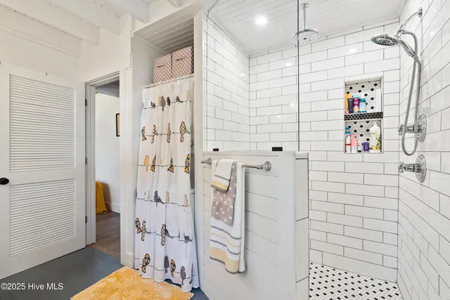 $469,000 | 204 Lakeshore Drive, Lake Waccamaw, NC 28450