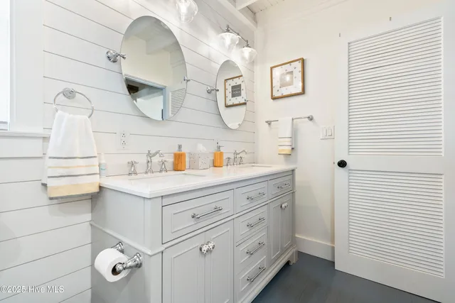 $469,000 | 204 Lakeshore Drive, Lake Waccamaw, NC 28450