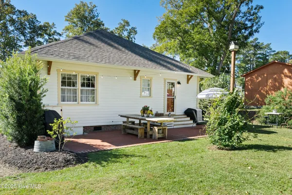 $470,000 | 204 Lakeshore Drive, Lake Waccamaw, NC 28450