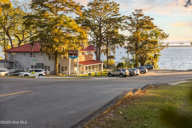 $469,000 | 204 Lakeshore Drive, Lake Waccamaw, NC 28450