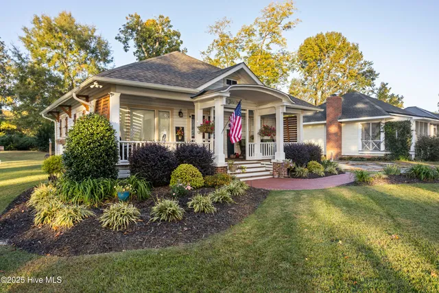 $469,000 | 204 Lakeshore Drive, Lake Waccamaw, NC 28450