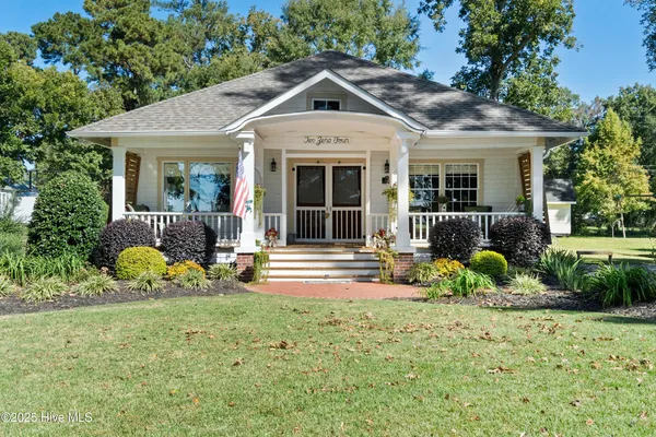 $470,000 | 204 Lakeshore Drive, Lake Waccamaw, NC 28450