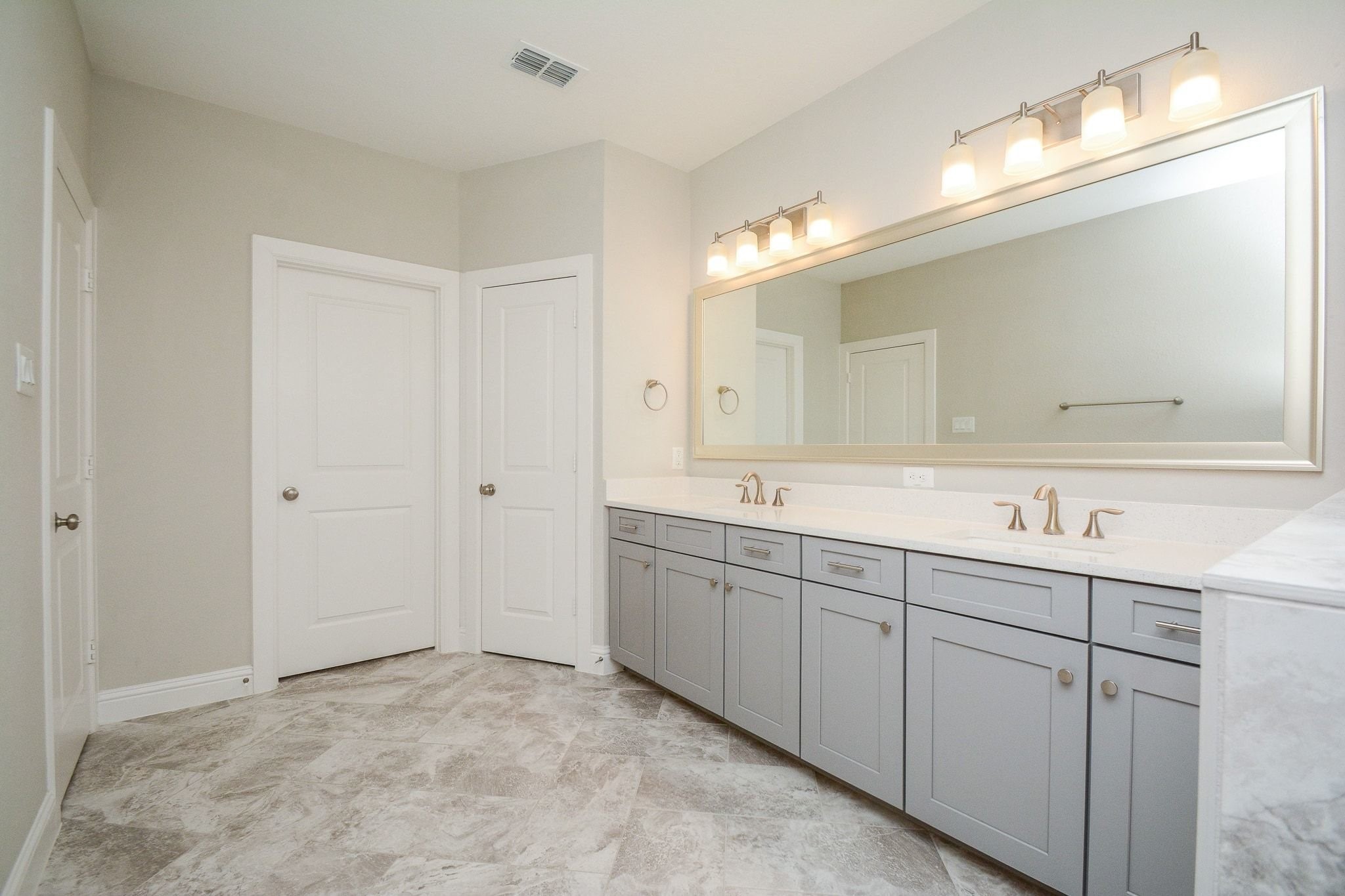 1407 Arkley Way Houston, TX 77055 - Photo 23 of 41 a bathroom with a sink and a mirror