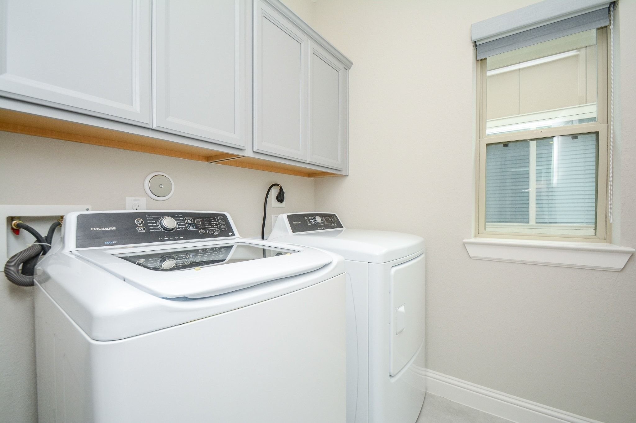 1407 Arkley Way Houston, TX 77055 - Photo 33 of 41 a utility room with dryer and washer