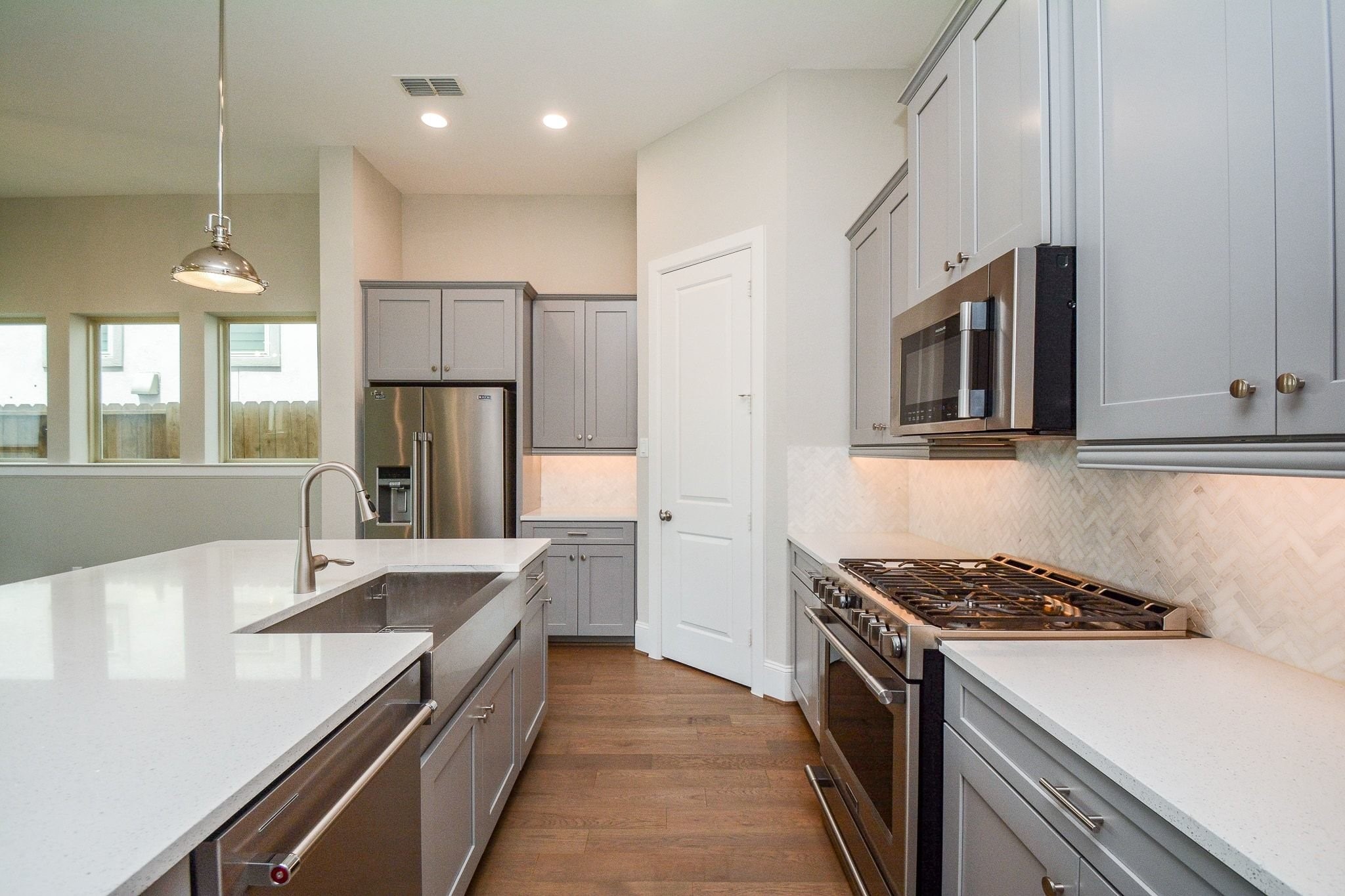 1407 Arkley Way Houston, TX 77055 - Photo 10 of 41 a kitchen with stainless steel appliances kitchen island a sink stove and refrigerator