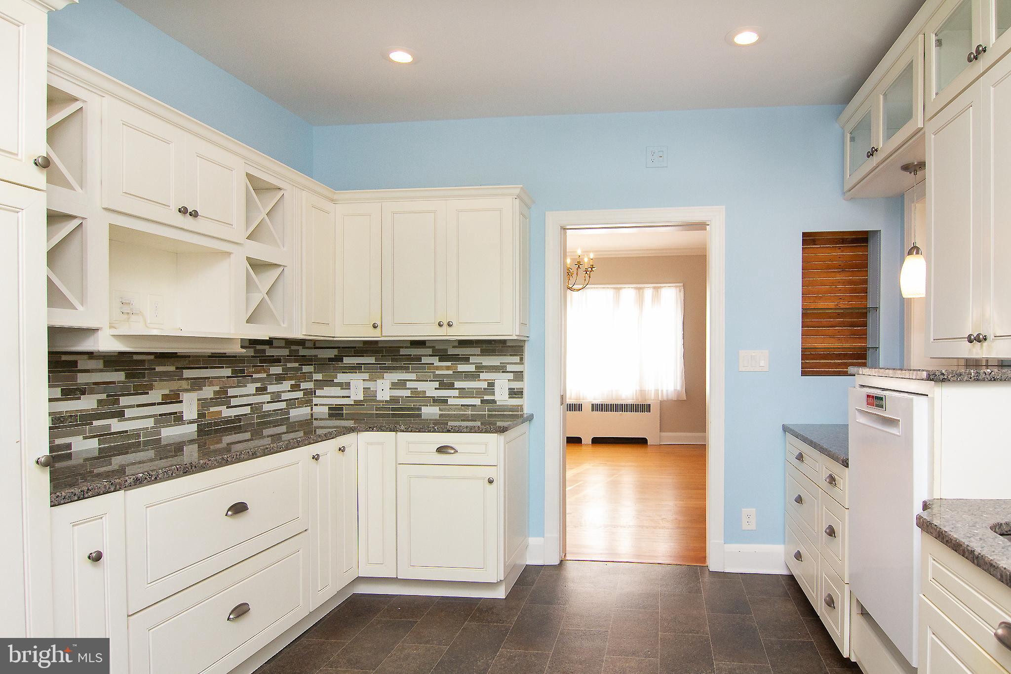 8 Center Road Towson, MD 21286 - Photo 4 of 47