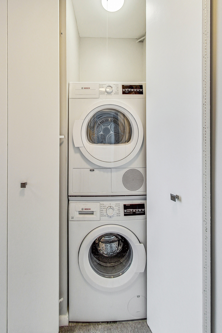 155 North Harbor Drive, Unit 4804 Chicago, IL 60601 - Photo 14 of 31 a utility room with dryer and washer