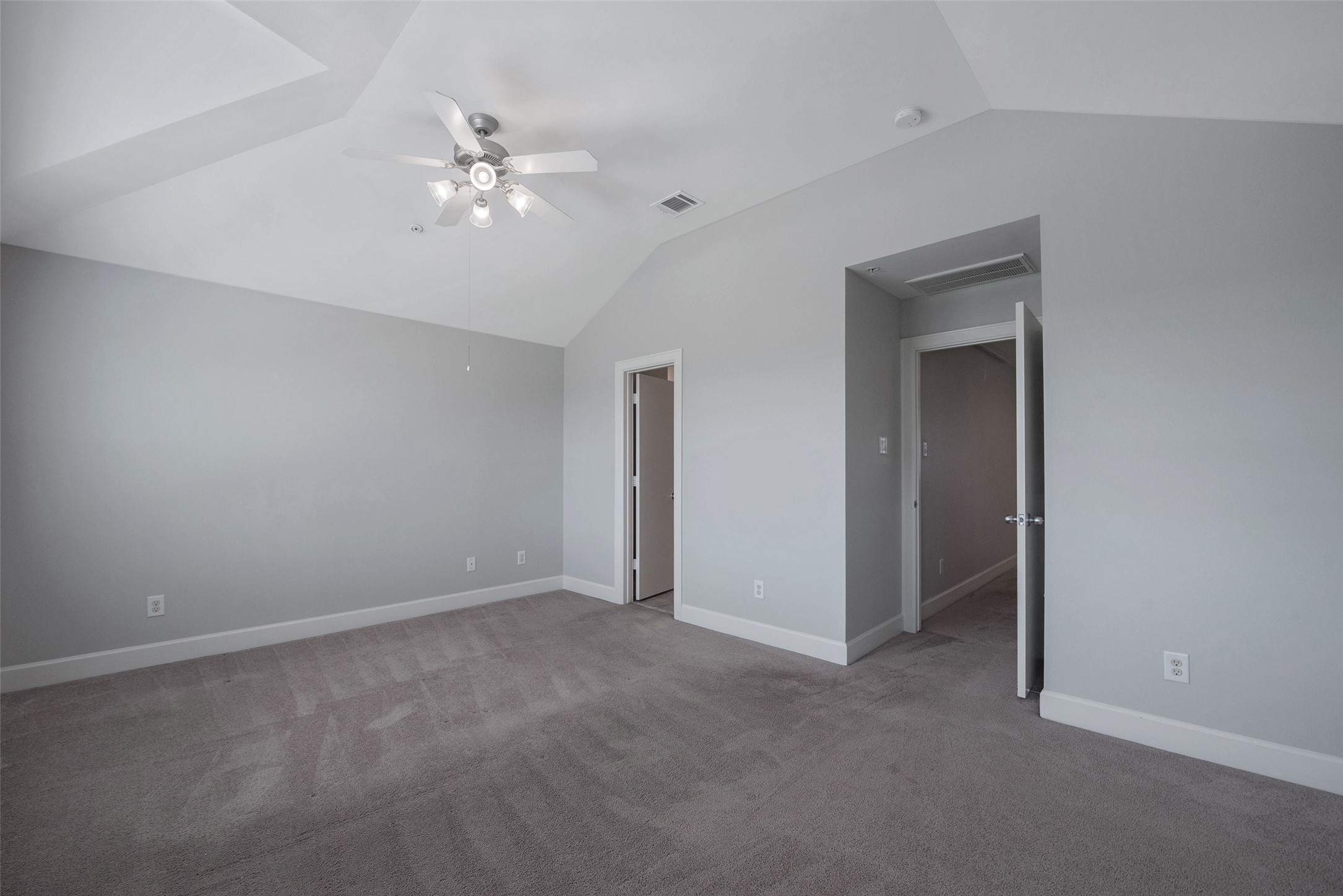 7650 Springhill Street, Unit 603 Houston, TX 77021 - Photo 14 of 26 a view of an empty room with a chandelier fan