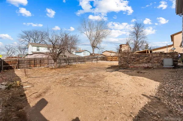 a view of a yard with a house