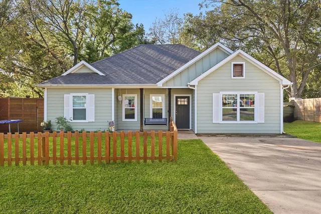 $2,200 | 1185 East Jefferson Street, Van Alstyne, TX 75495